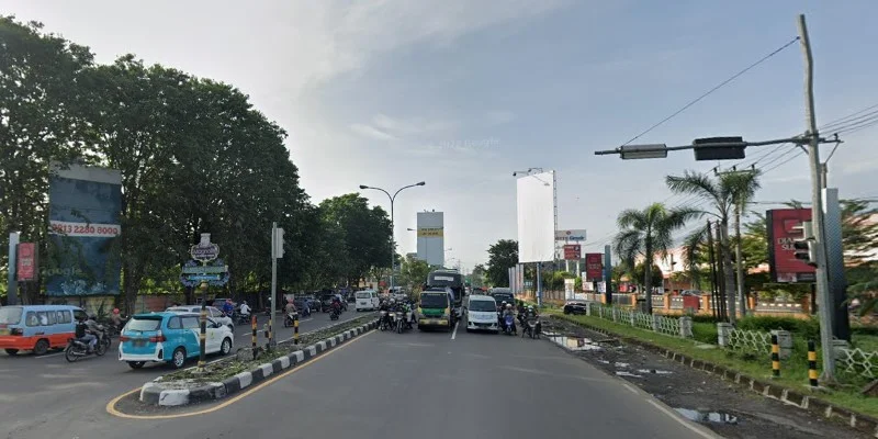 12. Depan Lotte Grosir