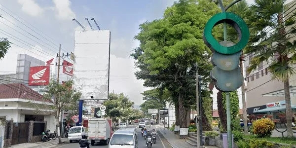 3. Depan Lippo Plaza