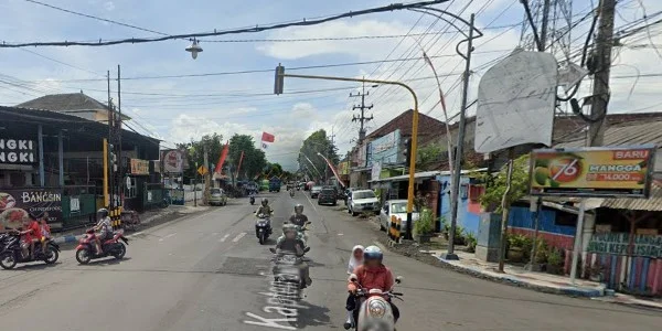 11. Simpang Jl. Kapten Suwandak