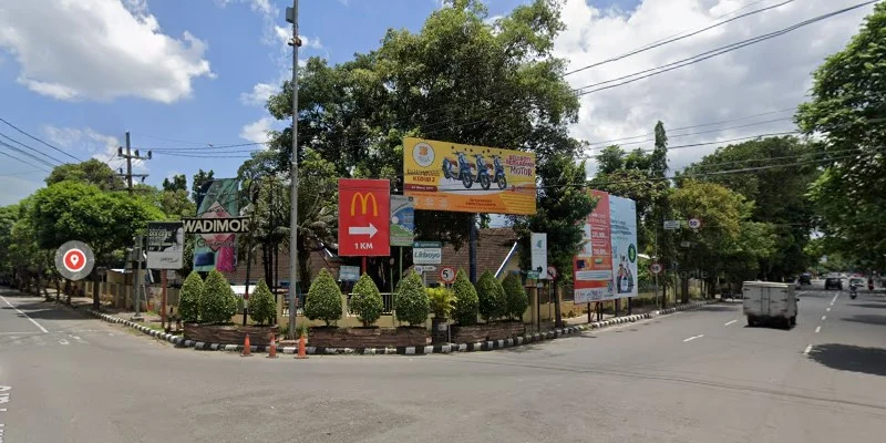 12. Pertigaan Taman Joyoboyo