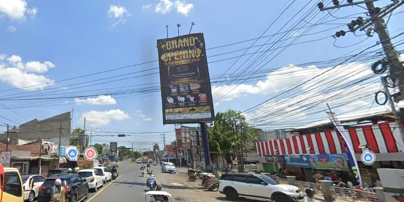 13. Depan Pasar Mangli