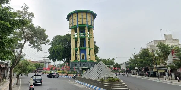 2. Kawasan Monumen Ringin Contong