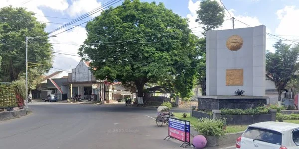 4. Bundaran Simpang Tiga