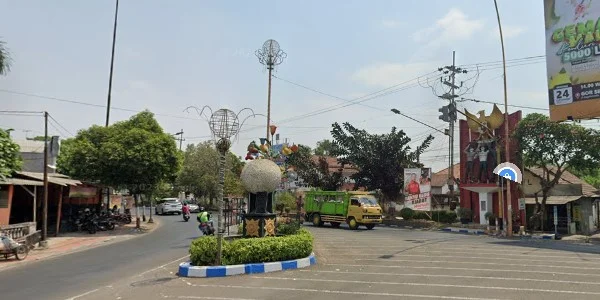 4. Pertigaan Patung Onde-onde