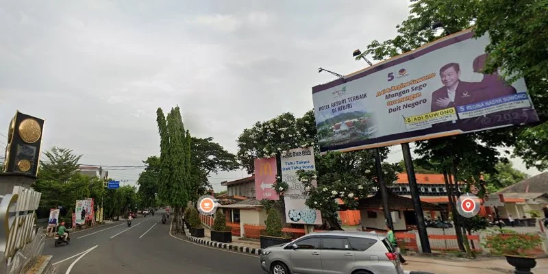 6. Pertigaan Kantor Pos Cabang Kediri