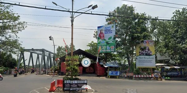 7. Pertigaan Taman PMI