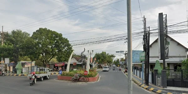 8. Pertigaan Patung Gadjah