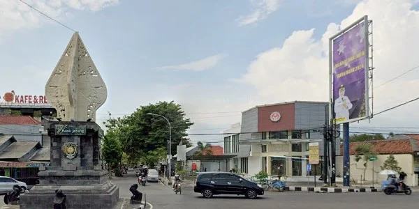 1. Tugu Gunungan Wayang