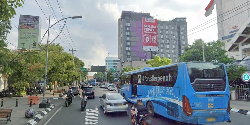 11. Depan Gedung Juang 45