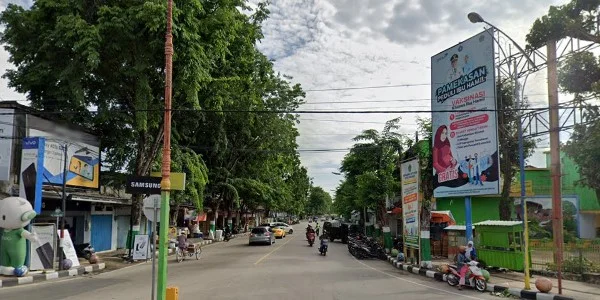 3. Pertigaan Selatan Alun-alun