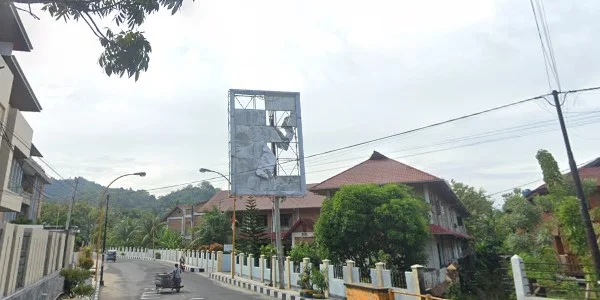 3. Sekitar Patung Putri Runduk