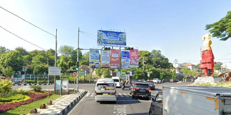 3. Tugu Pertigaan Kaliwir