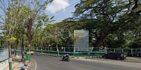 4. Pertigaan Timur Alun-alun