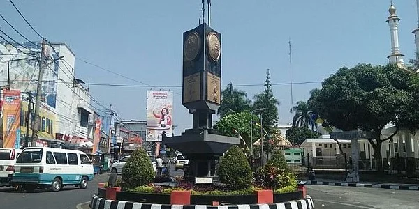 4. Simpang Monumen Adipura