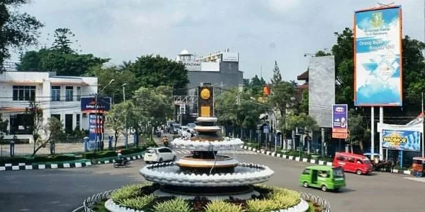 1. Bundaran Tugu Adipura Kota Sukabumi