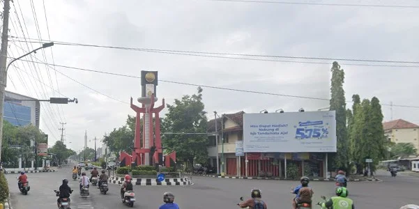 1. Perempatan Tugu Piala Adipura