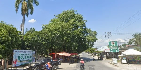 4. Sekitar Masjid Agung Al-Muhsinin