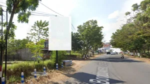 1. JL. Bondowoso arah ke Jember dekat Polsek Maesan