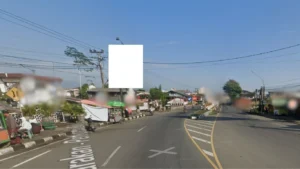 Parakan – Pertigaan Bulu merupakan salah satu titik strategis di Temanggung yang menghubungkan jalur utama menuju Wonosobo, Magelang, dan kota-kota lain di kawasan pegunungan Jawa Tengah. Lokasi ini dikenal sebagai simpul lalu lintas yang ramai, dilalui oleh kendaraan pribadi, angkutan umum, hingga logistik yang melintasi jalur tengah pulau Jawa. Dengan mobilitas yang tinggi dan visibilitas optimal, pemasangan baliho di titik ini sangat efektif untuk menjangkau pengendara lintas daerah, wisatawan, dan warga lokal. Cocok untuk promosi produk konsumen, pariwisata, edukasi, hingga kampanye pemerintahan.