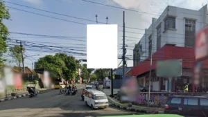 Jl. Siliwangi merupakan salah satu jalan utama di pusat Kota Sukabumi yang dikenal dengan arus kendaraan yang padat dan aktivitas ekonomi yang tinggi. Jalan ini menghubungkan berbagai kawasan penting seperti area perbelanjaan, perkantoran, sekolah, hingga pusat kuliner lokal. Keberadaan baliho di jalur ini sangat strategis untuk menjangkau khalayak luas, mulai dari masyarakat lokal hingga pengunjung luar kota yang melintasi area pusat kota Sukabumi setiap hari.